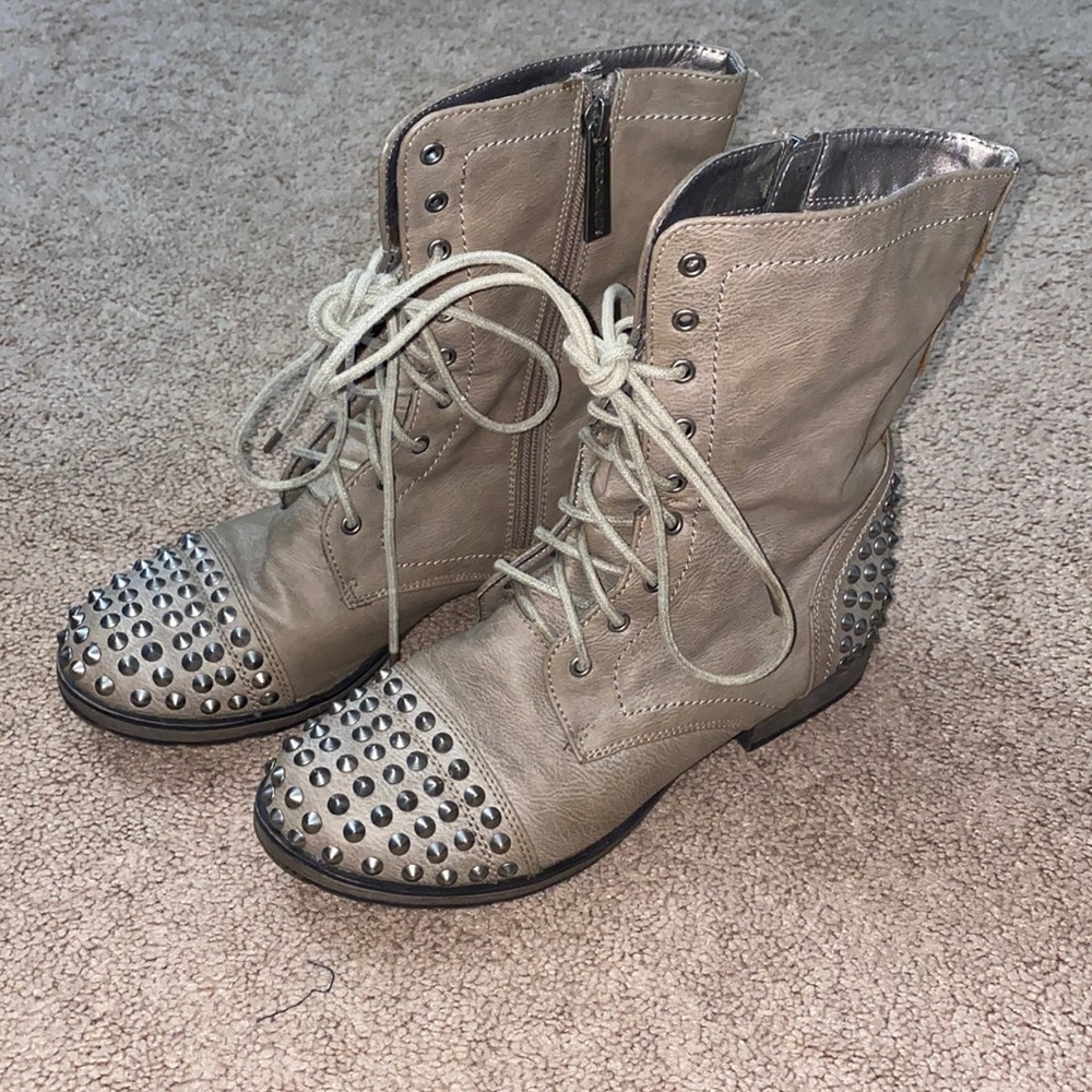 Breckelle’s Tan Studded Combat Boots, sz 7.5
